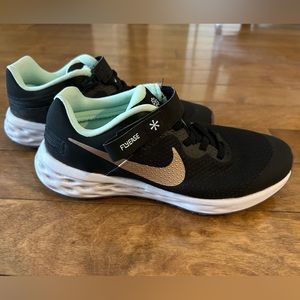 Nike Big Kids Revolution 6 FlyEase Running Shoe